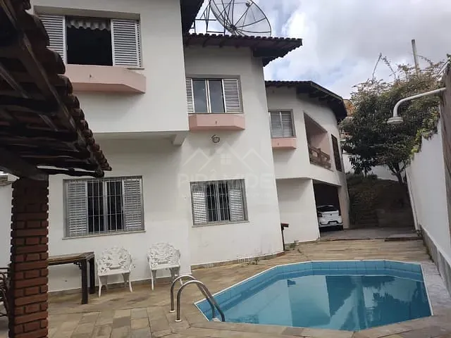 Casa com 450m², para alugar, no bairro Jardim Centenário em Poços de Caldas