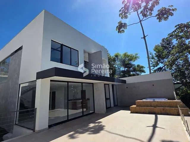 Casa 4 quartos e 4 banheiros, à venda, no bairro Parque Jardim da Serra em Juiz de Fora