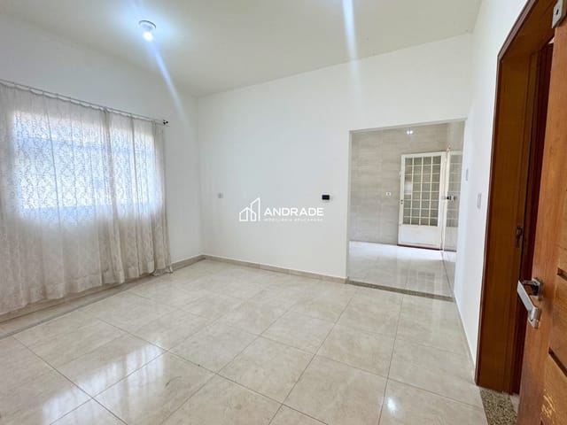 Casa 4 quartos e 2 banheiros, para alugar, no bairro Residencial Interlagos em Apucarana
