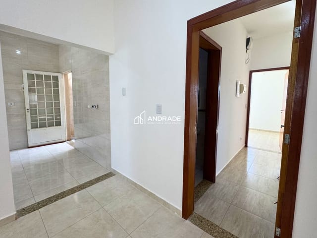 Casa 4 quartos e 2 banheiros, para alugar, no bairro Residencial Interlagos em Apucarana