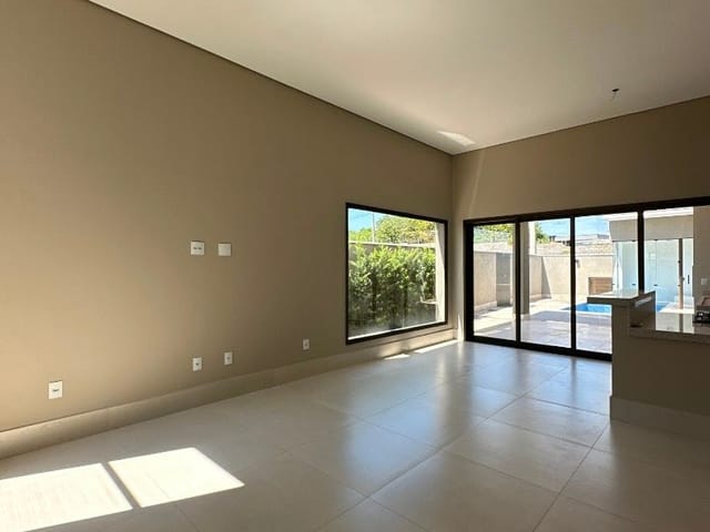 Casa com 300m² 3 quartos e 2 banheiros, à venda, no bairro Estância Hípica em Nova Odessa