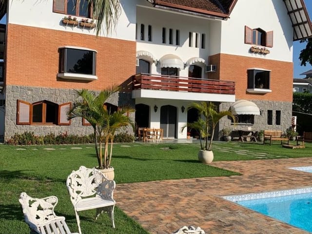 Casa com 2400m² 6 quartos e 6 banheiros, à venda ou para alugar, no bairro Urbanova em São José dos Campos