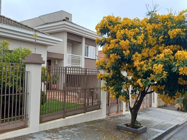 Casa com 560m² 3 quartos e 4 banheiros, à venda, no bairro Centro em Cambé