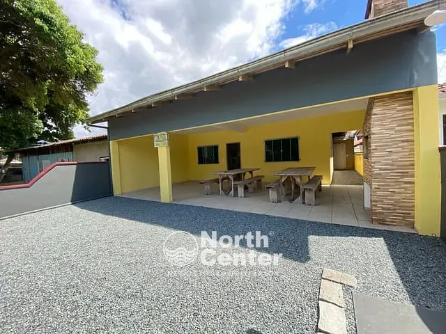Casa com 180m² 2 quartos e 2 banheiros, à venda, no bairro Centro em Balneário Barra do Sul