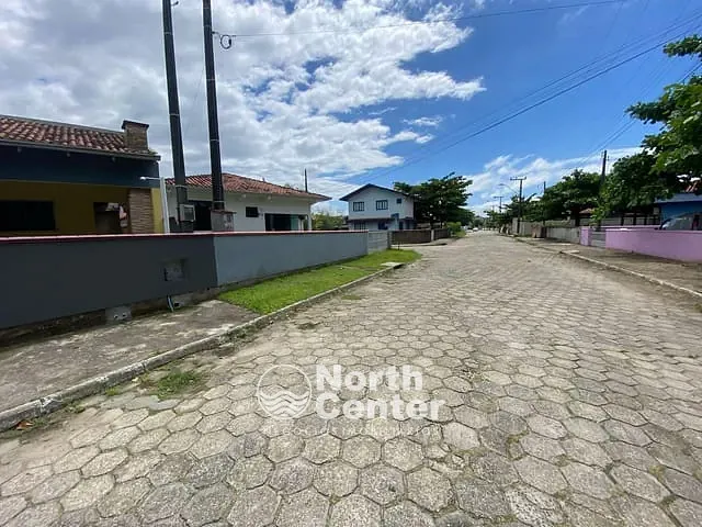Casa com 180m² 2 quartos e 2 banheiros, à venda, no bairro Centro em Balneário Barra do Sul