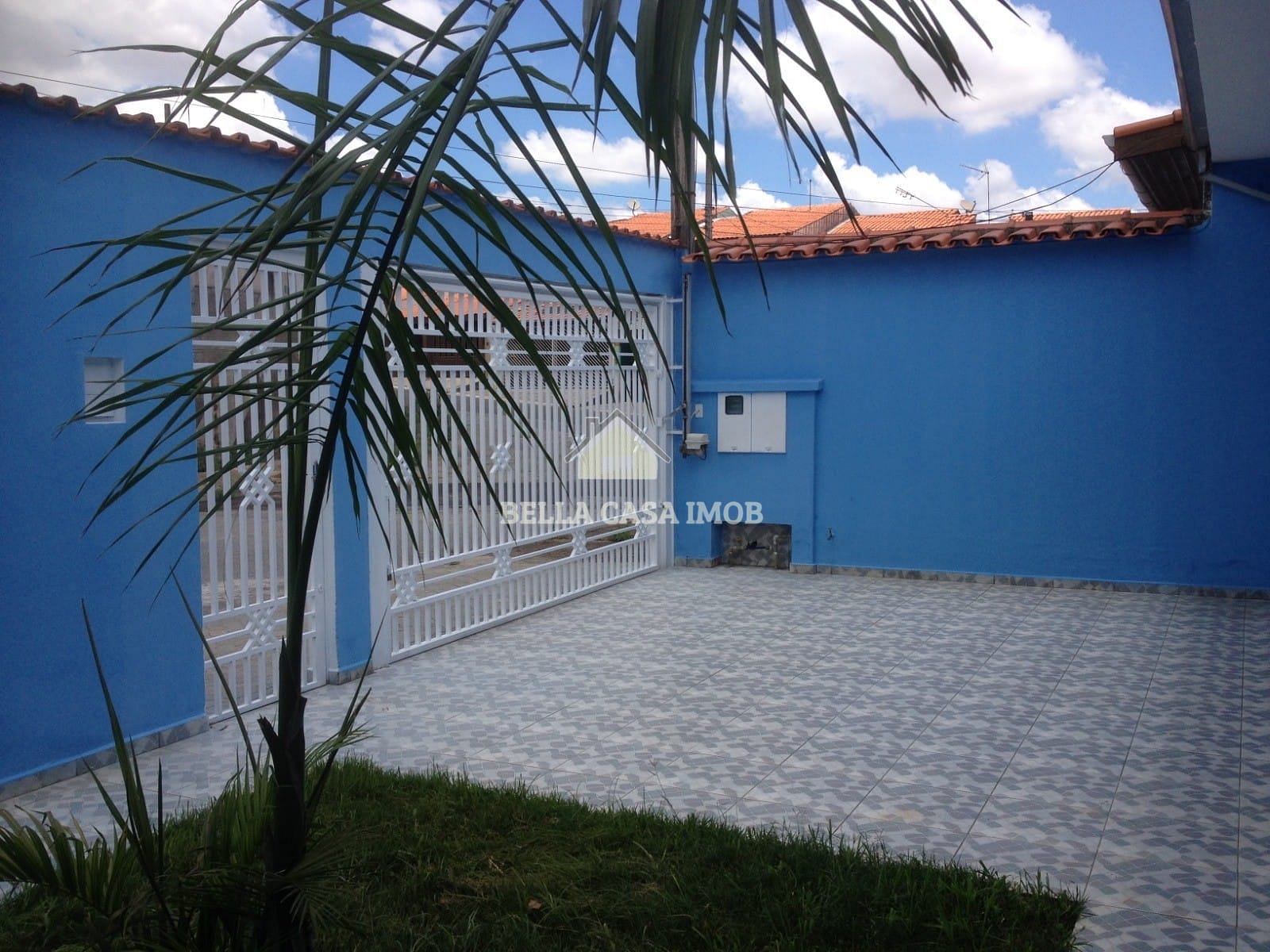 Casa à venda e aluguel com 3 quartos, 240m² - Foto 1