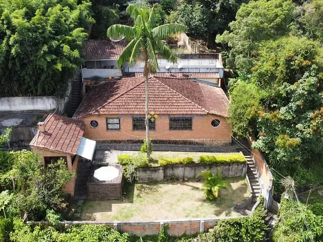 Casa 5 quartos e 2 banheiros, à venda, no bairro Carangola em Petrópolis