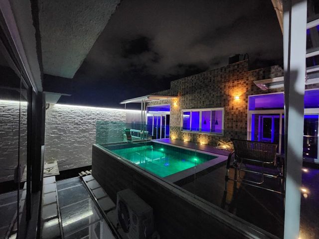 Casa com 450m² 5 quartos e 6 banheiros, à venda, no bairro Vargem Pequena em Rio de Janeiro