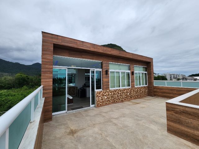 Casa com 450m² 5 quartos e 6 banheiros, à venda, no bairro Vargem Pequena em Rio de Janeiro