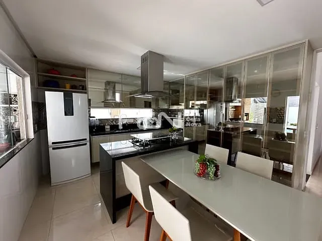 Casa com 210m², à venda, no bairro Parque Das Mangabas em Camaçari