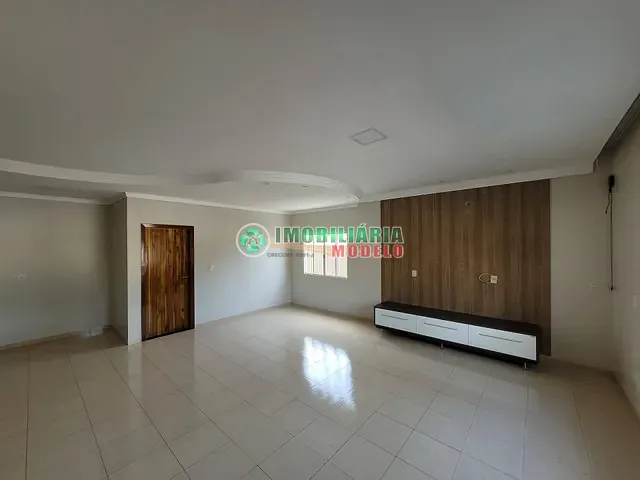 Casa com 1000m² 3 quartos e 2 banheiros, à venda, no bairro Centro em Canarana