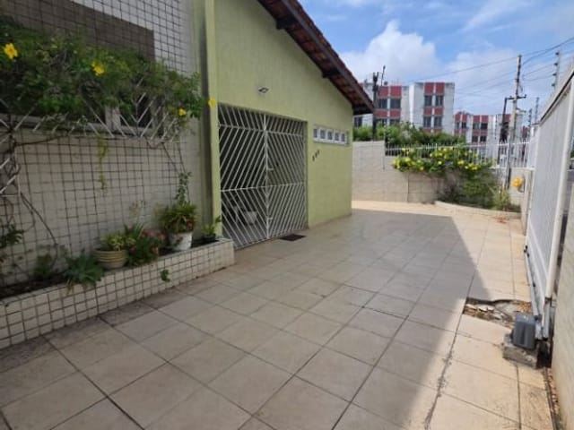 Casa com 300m² 3 quartos e 1 banheiro, à venda, no bairro Luzia em Aracaju