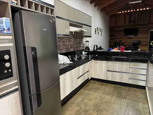Casa com 542m² 4 quartos e 4 banheiros, à venda ou para alugar, no bairro Jardim Shangri-la A em Londrina