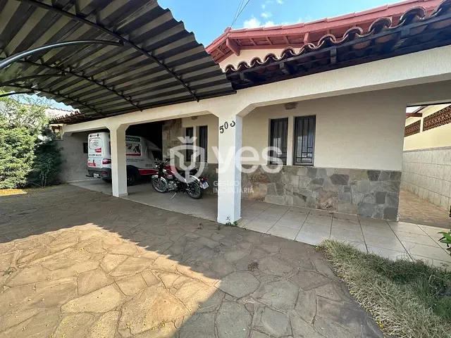 Casa com 342m² 3 quartos e 3 banheiros, à venda, no bairro Alvorada em Araxá