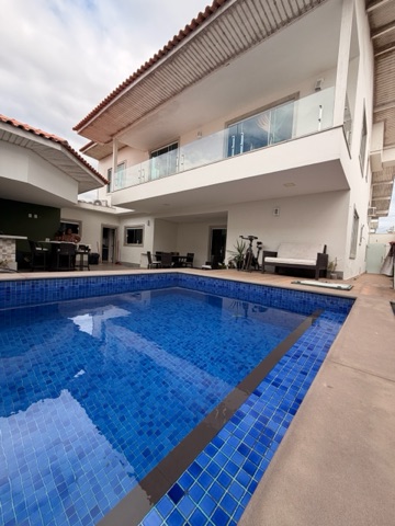 Casa com 392m² 5 quartos e 7 banheiros, à venda ou para alugar, no bairro Parque Califórnia em Campos dos Goytacazes