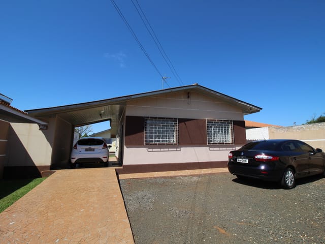 Casa com 630m² 2 quartos e 2 banheiros, à venda, no bairro Uvaranas em Ponta Grossa