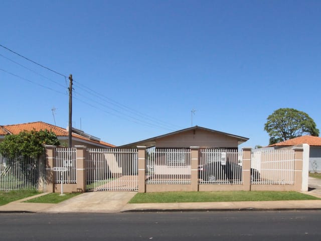 Casa com 630m² 2 quartos e 2 banheiros, à venda, no bairro Uvaranas em Ponta Grossa