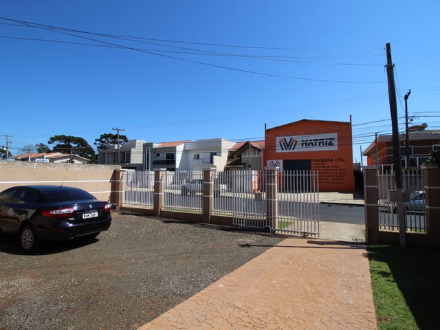 Casa com 630m² 2 quartos e 2 banheiros, à venda, no bairro Uvaranas em Ponta Grossa