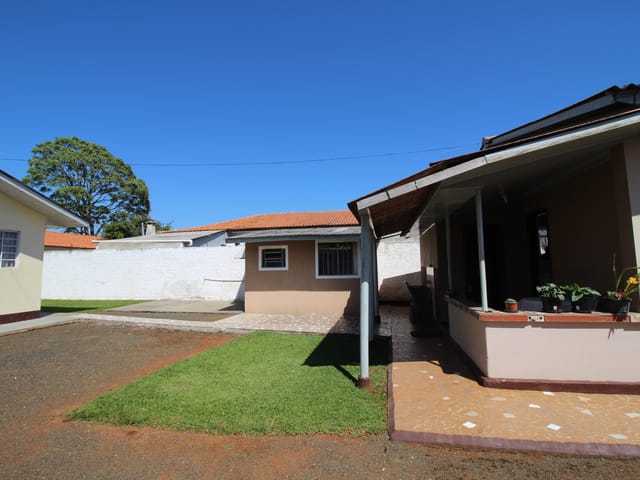 Casa com 630m² 2 quartos e 2 banheiros, à venda, no bairro Uvaranas em Ponta Grossa