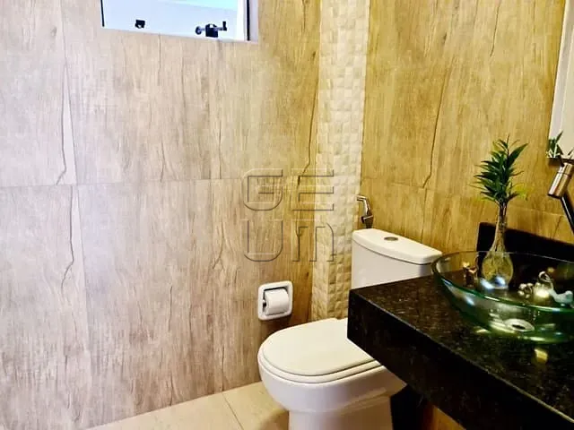 Sobrado com 250m² 3 quartos e 2 banheiros, à venda, no bairro Universitário em Londrina