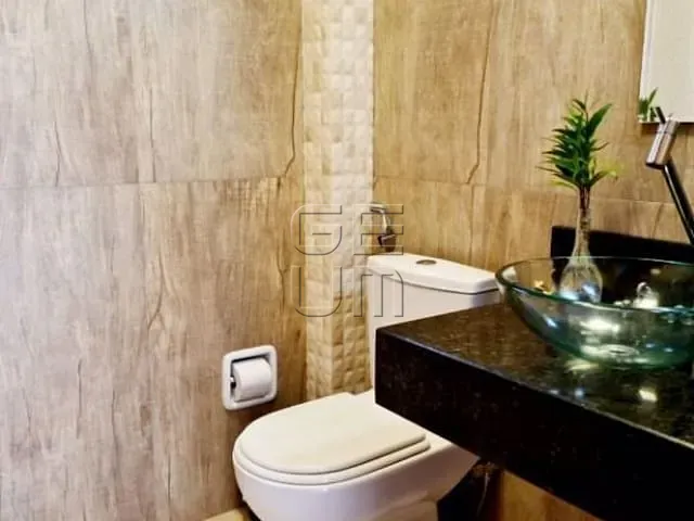 Sobrado com 250m² 3 quartos e 2 banheiros, à venda, no bairro Universitário em Londrina