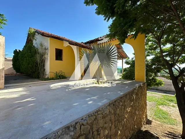 Casa com 720m² 5 quartos e 3 banheiros, à venda, no bairro Santa Tereza em Araçuaí