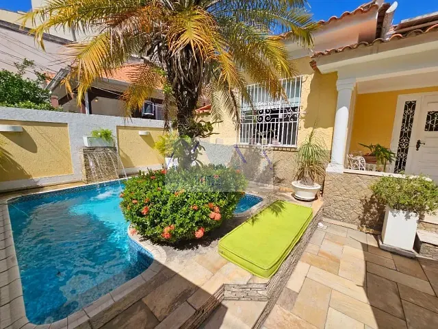 Casa com 303m² 5 quartos e 3 banheiros, à venda, no bairro Santa Rosa em Niterói