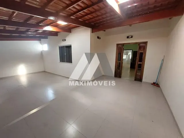 Casa com 360m² 3 quartos e 2 banheiros, à venda, no bairro Bela Vista em Araçuaí