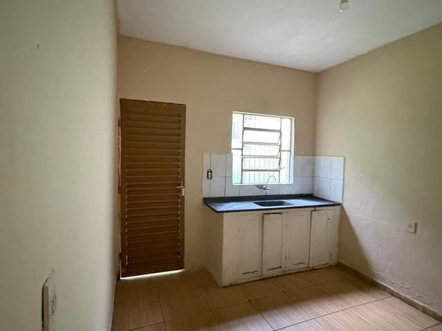 Casa com 250m² 1 quarto e 1 banheiro, para alugar, no bairro Parque Valença I em Campinas