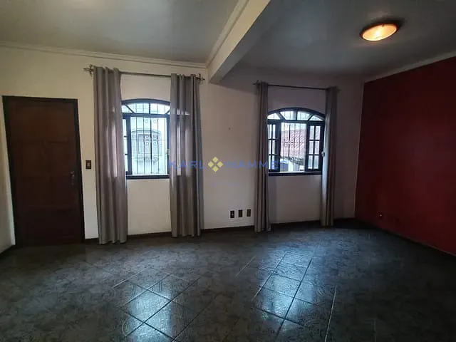 Casa 3 quartos e 4 banheiros, à venda, no bairro Castelanea em Petrópolis