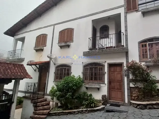 Casa 3 quartos e 4 banheiros, à venda, no bairro Castelanea em Petrópolis