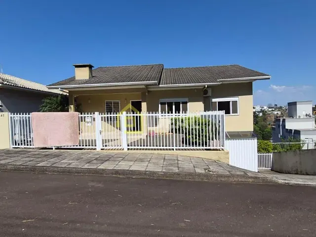 Casa 3 quartos e 4 banheiros, à venda, no bairro Liberdade em Concórdia