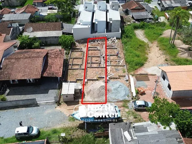 Casa com 125m² 2 quartos e 2 banheiros, à venda, no bairro Costeira em Balneário Barra do Sul