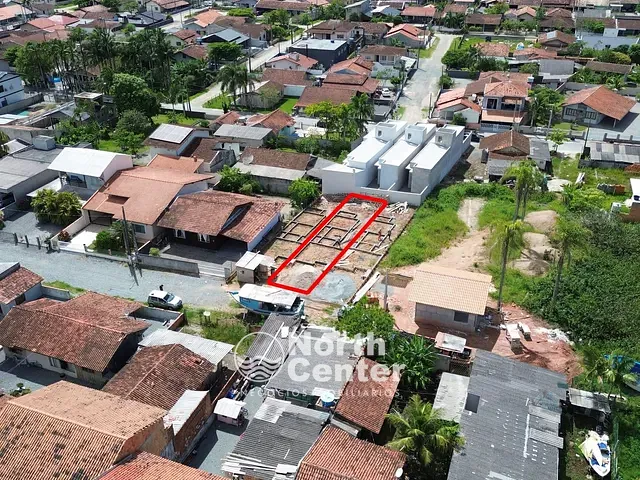 Casa com 125m² 2 quartos e 2 banheiros, à venda, no bairro Costeira em Balneário Barra do Sul