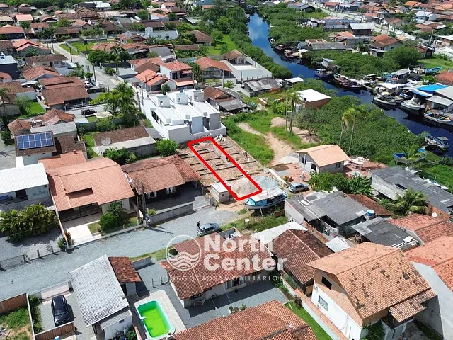 Casa com 125m² 2 quartos e 2 banheiros, à venda, no bairro Costeira em Balneário Barra do Sul