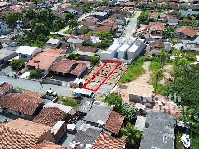 Casa com 125m² 2 quartos e 2 banheiros, à venda, no bairro Costeira em Balneário Barra do Sul