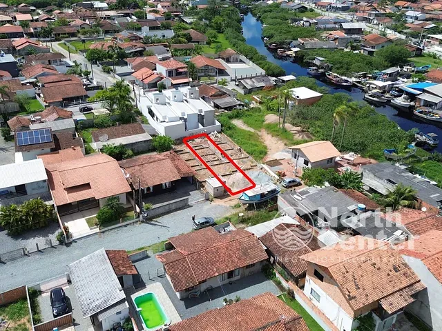 Casa com 125m² 2 quartos e 2 banheiros, à venda, no bairro Costeira em Balneário Barra do Sul