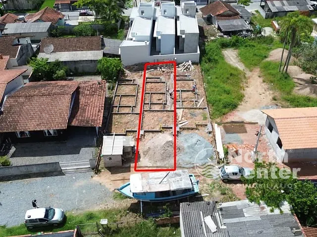 Casa com 125m² 2 quartos e 2 banheiros, à venda, no bairro Costeira em Balneário Barra do Sul