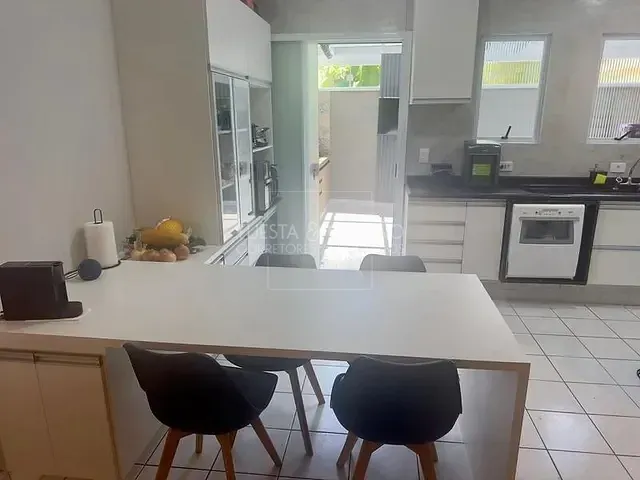 Casa 3 quartos e 2 banheiros, à venda, no bairro Campo Comprido em Curitiba