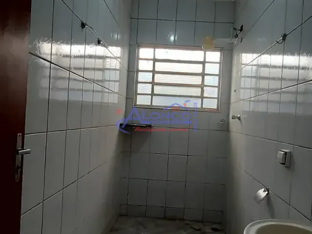 Casa com 126m² 2 quartos e 1 banheiro, para alugar, no bairro Jardim Santa Marina em Jacareí