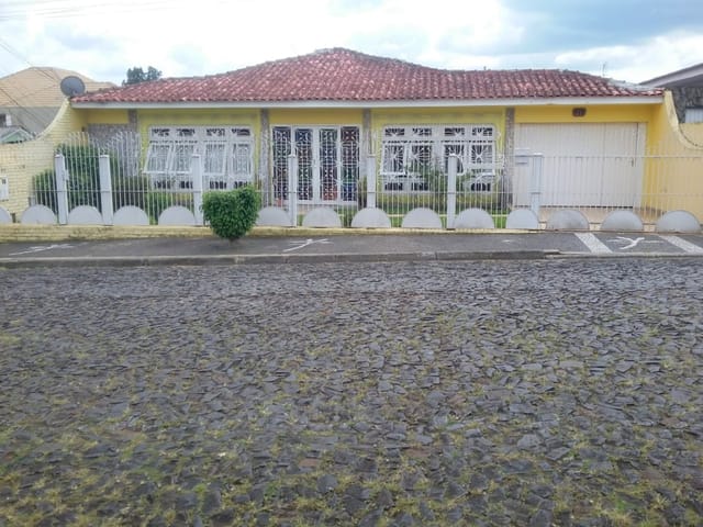 Casa com 300m² 4 quartos e 3 banheiros, à venda, no bairro Orfãs em Ponta Grossa