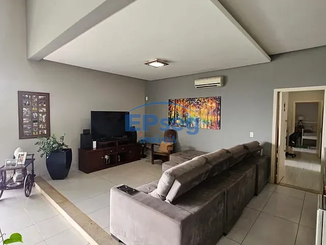 Casa com 1250m² 3 quartos e 3 banheiros, à venda, no bairro Jardim Itatiaia 1 em Londrina