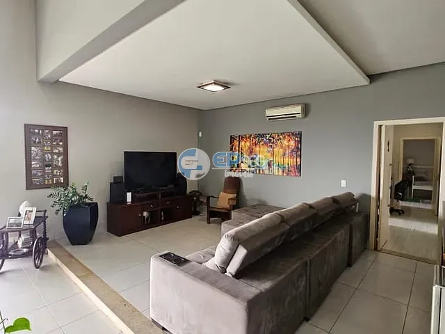 Casa com 1250m² 3 quartos e 3 banheiros, à venda, no bairro Jardim Itatiaia 1 em Londrina