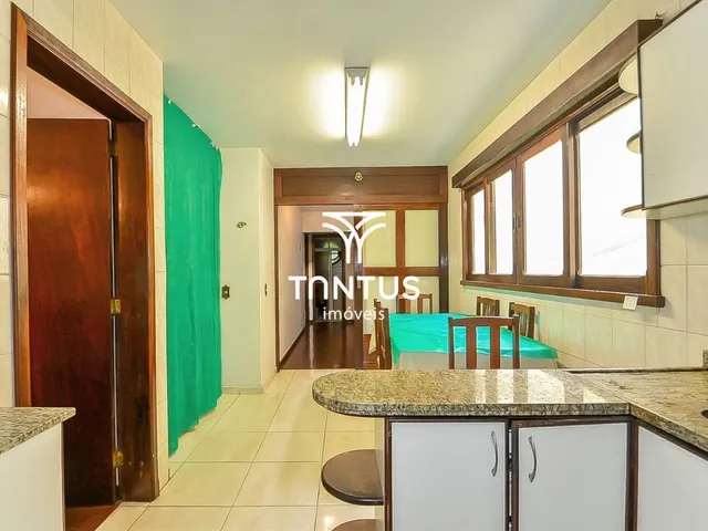 Casa com 455m² 6 quartos e 3 banheiros, à venda, no bairro Guaíra em Curitiba