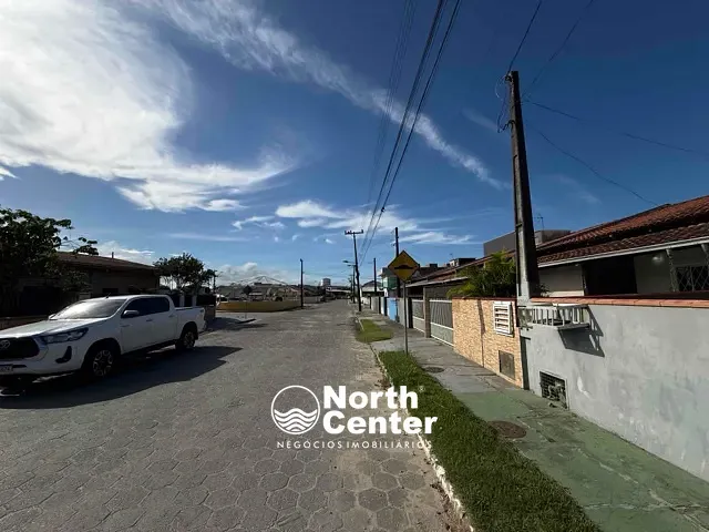 Casa 2 quartos e 1 banheiro, à venda ou para alugar, no bairro CENTRO em Balneário Barra do Sul
