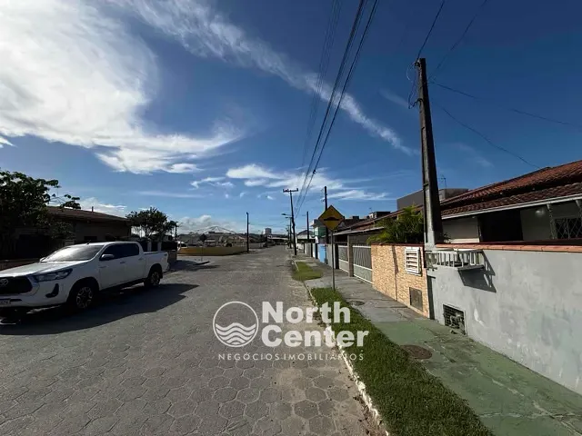 Casa 2 quartos e 1 banheiro, à venda ou para alugar, no bairro CENTRO em Balneário Barra do Sul