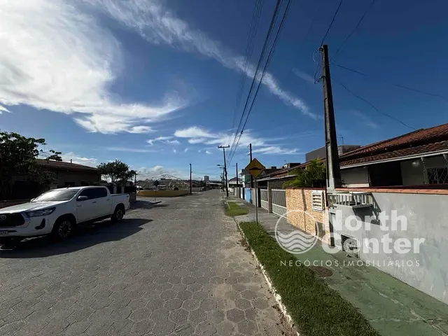 Casa 2 quartos e 1 banheiro, à venda ou para alugar, no bairro CENTRO em Balneário Barra do Sul