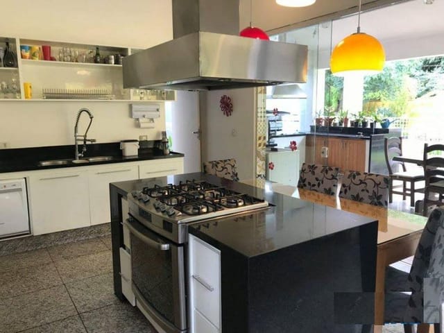 Casa com 1360m² 4 quartos e 5 banheiros, à venda, no bairro Granja Viana em Cotia
