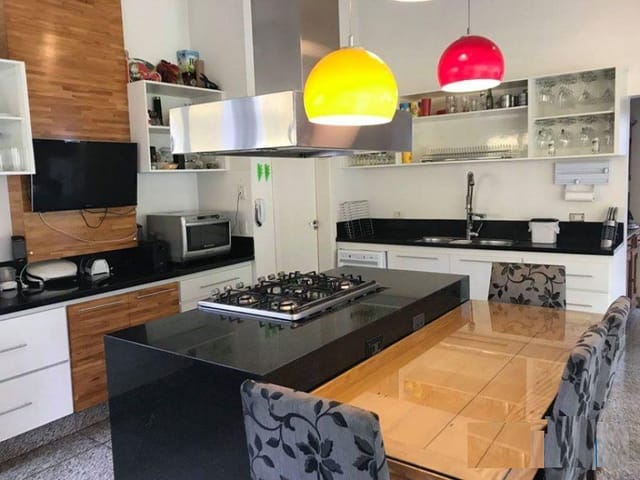 Casa com 1360m² 4 quartos e 5 banheiros, à venda, no bairro Granja Viana em Cotia