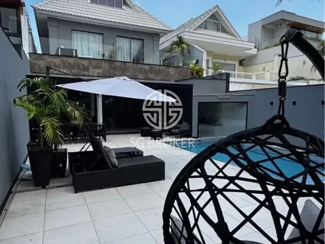 Casa com 320m² 6 quartos e 8 banheiros, à venda, no bairro Barra da Tijuca em Rio de Janeiro